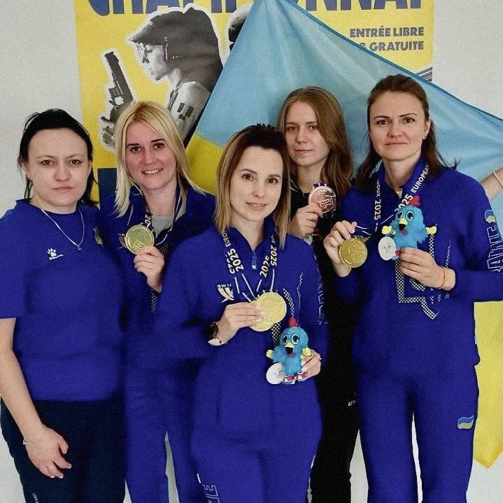 Галина Авраменко крайня праворуч