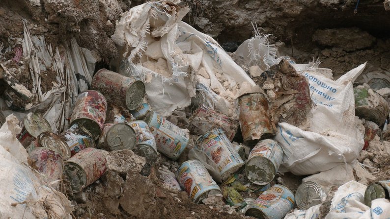 Консервована квасоля та борошно на смітнику
