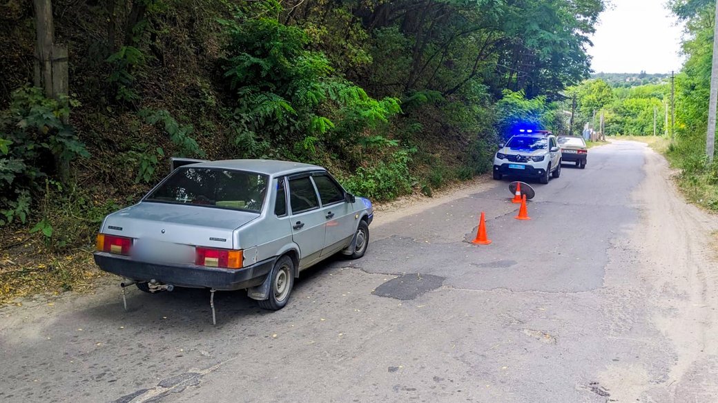 Автівка та поліція на місці ДТП