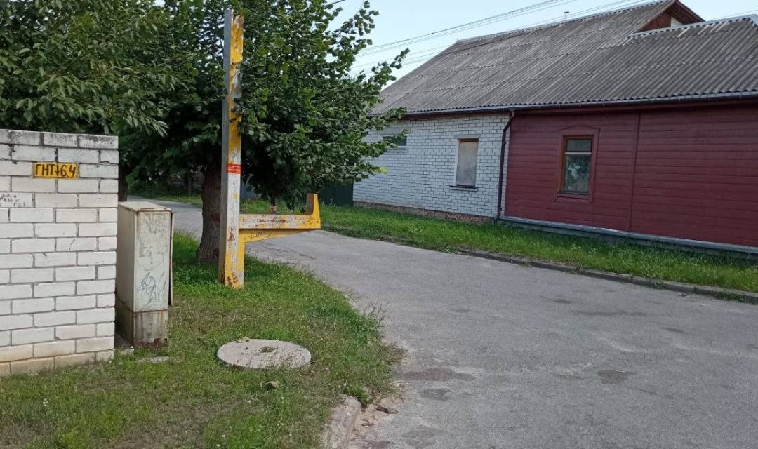 Рештки стенду на вулиці Троїцькій мають демонтувати, а ось стенд на вулиці Гнідаша стоятиме і надалі...