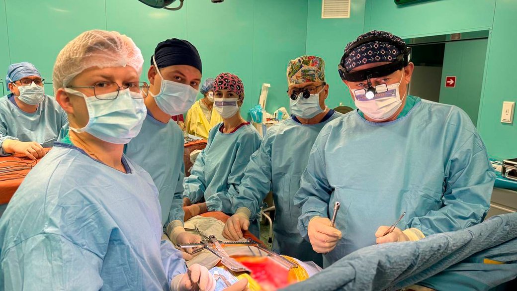 Медики оперують пораненого чоловіка у Києві