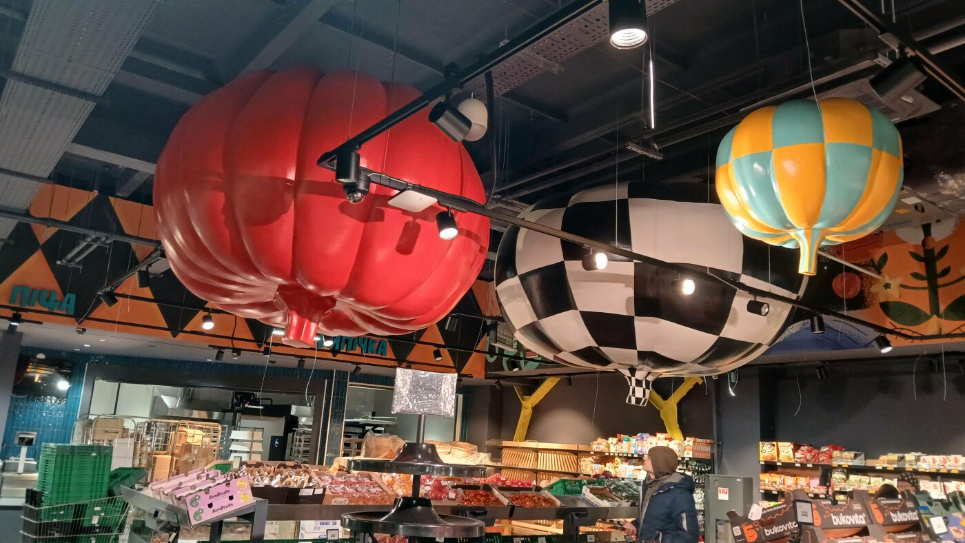 Гарбузовий поп-арт у торговельній залі нового