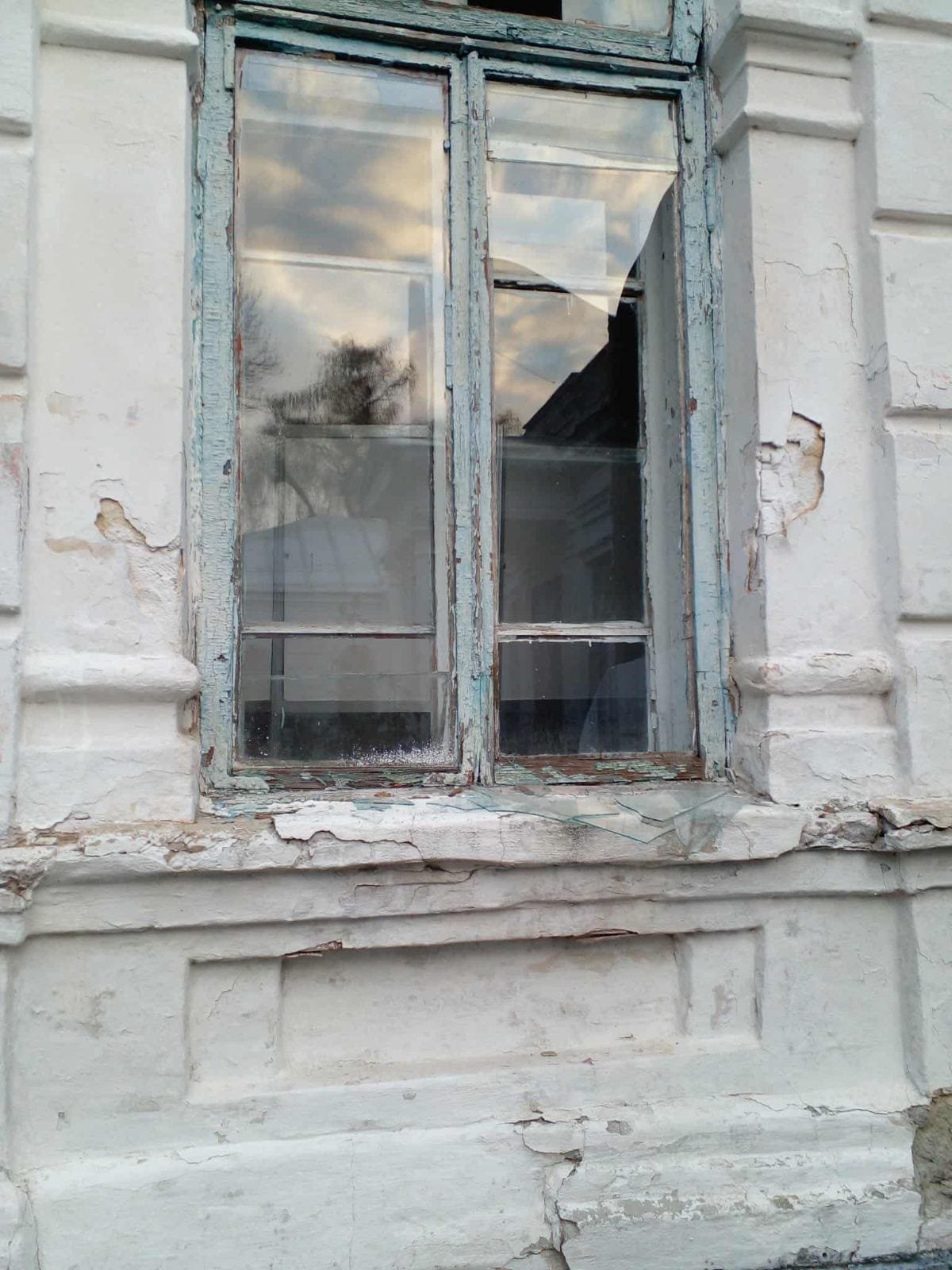 Пошкоджені вікна в садибі Лизогубів