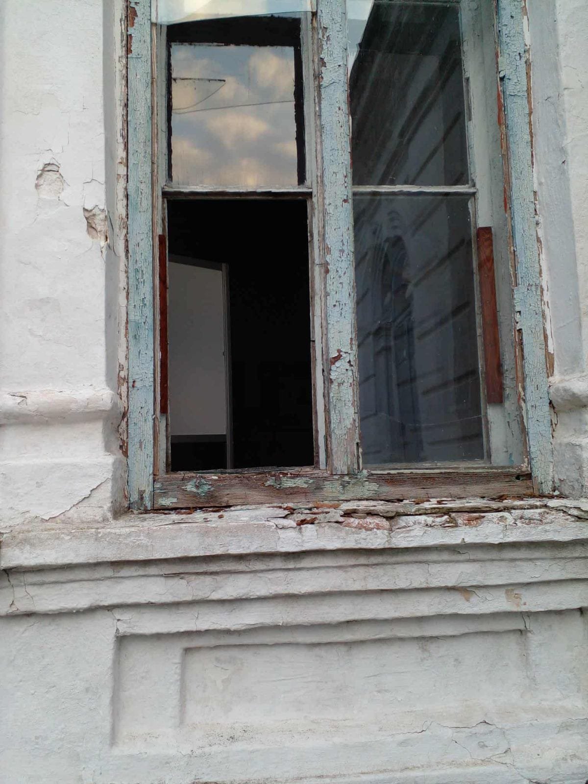 Пошкоджені вікна в садибі Лизогубів