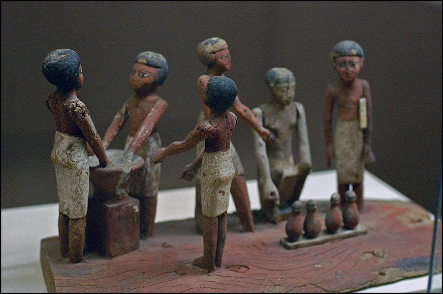 Давньоєгипетські пивовари за роботою. Фото: E. Michael Smith (Chiefo), джерело: Wikimedia Commons, ліцензія: GNU Free Documentation License 1.2 — https://www.gnu.org/licenses/old-licenses/fdl-1.2.html