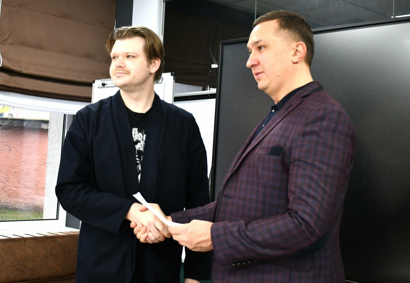 Анатолій Пахомов тисне руку ніжинському міському голові Олександру Кодолі