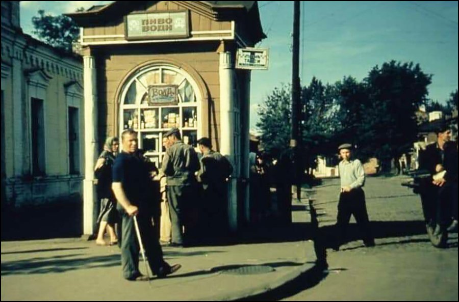 Кіоск «Пиво, води» (Україна, 1950-1960-ті рр.). https://slk.kharkov.ua/sovkovyi-gorod-millionnik-kakim-byl-harkov-v-60-e-foto/