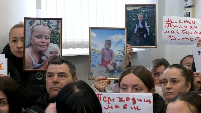 Люди, які прийшли на судове засідання 12 січня у справі поліцейської, яка на смерть збила дівчинку у Прилуках