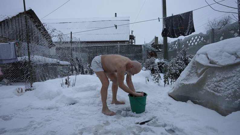 Петро Сидоренко вмивається холодною водою