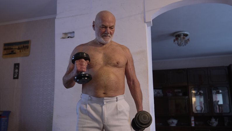 Петро Сидоренко з гантелями