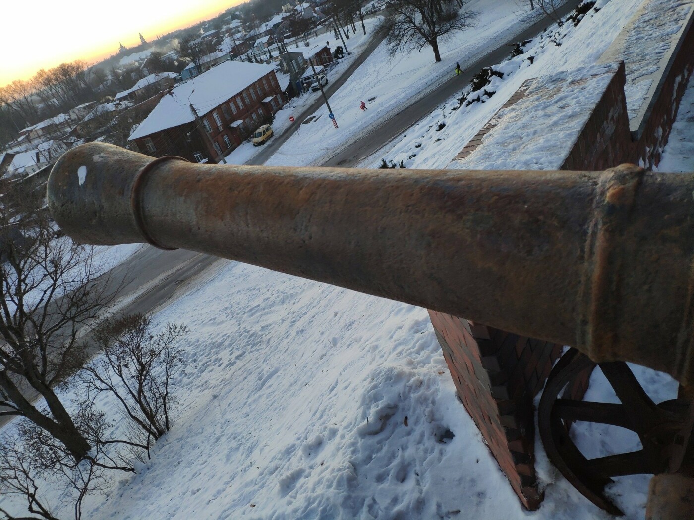 Іржаві гармати на Валу у Чернігові