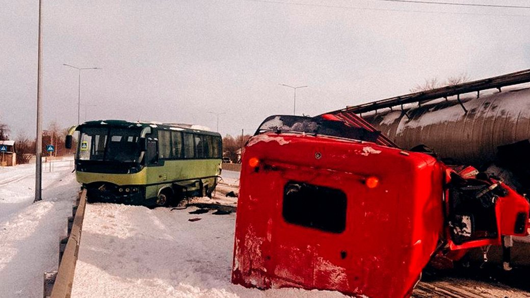 Наслідки ДТП за участі бензовозу та маршрутного автобусу на Чернігівщині 16 лютого 2026 року. Фото: Патрульна поліція Чернігівської області