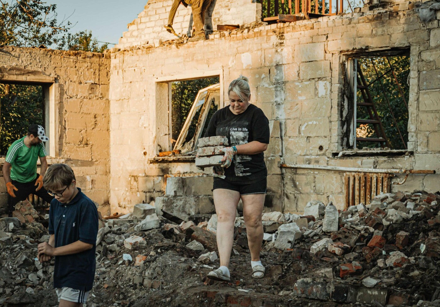 Розбір завалів у сім'ї Рудих