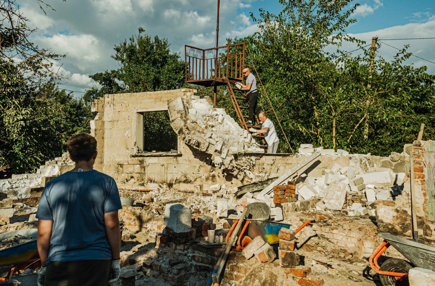 Розбір завалів у сім'ї Рудих