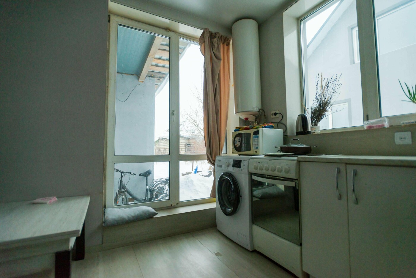 Відновлена літня кухня, в якій мешкала родина