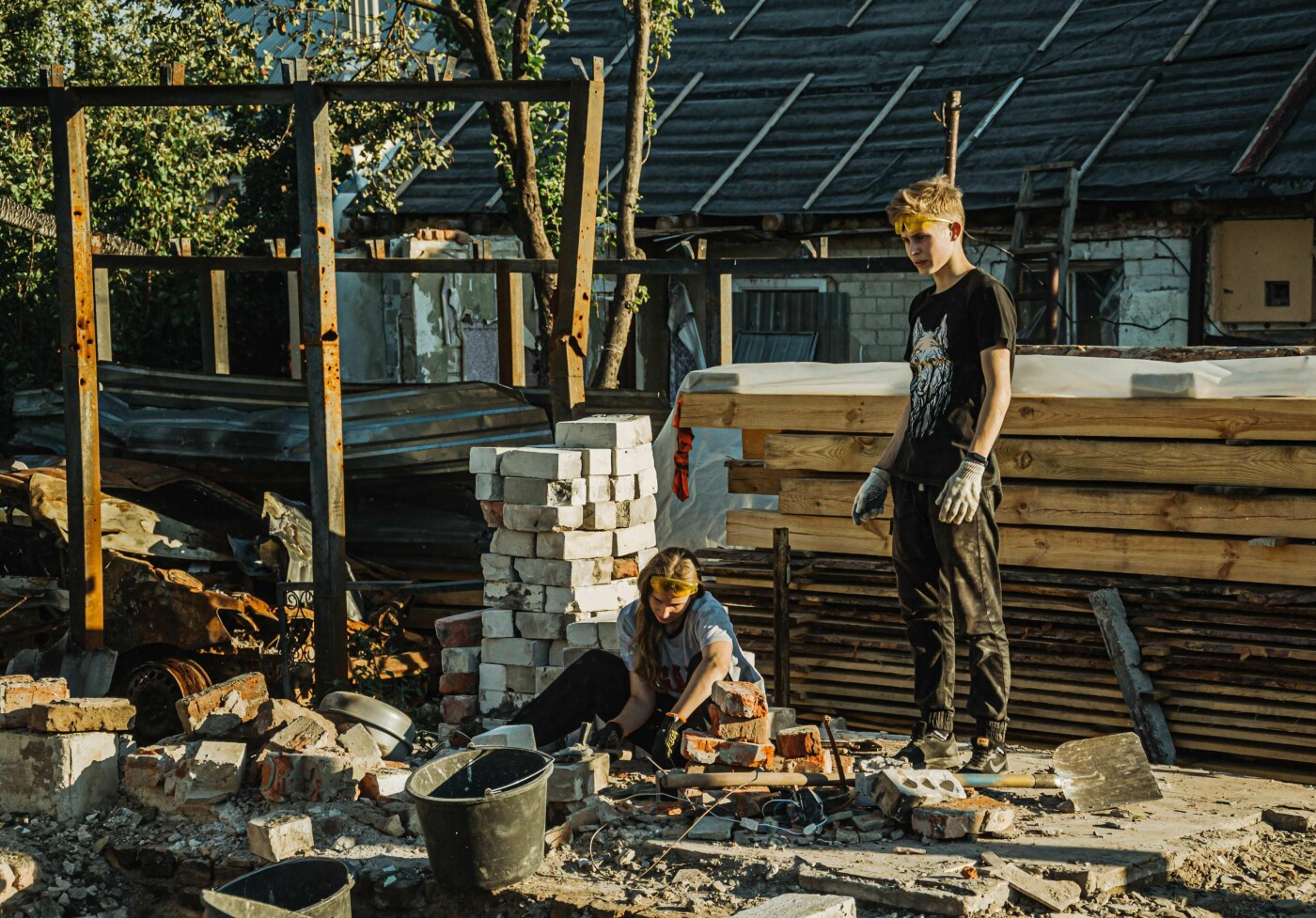 Розбір завалів у сім'ї Рудих