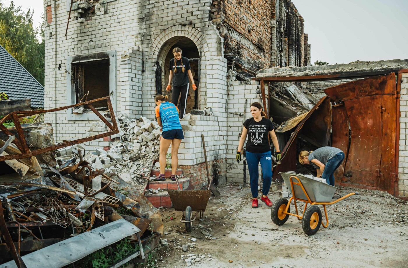 Розбір завалів у сім'ї Ходаків