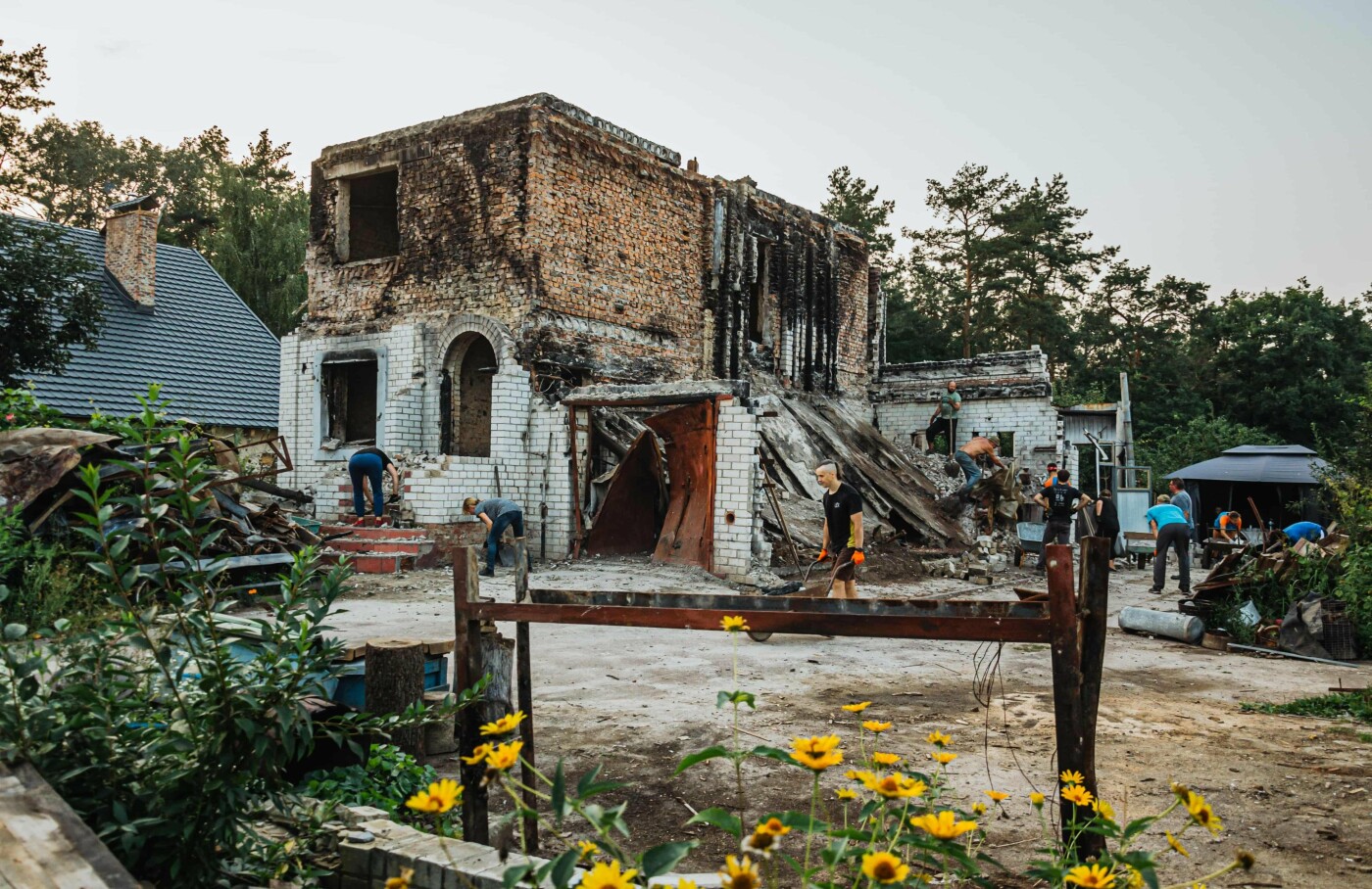 Розбір завалів у сім'ї Ходаків