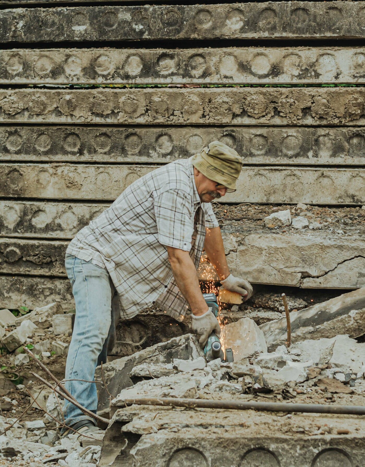 Розбір завалів у сім'ї Ходаків