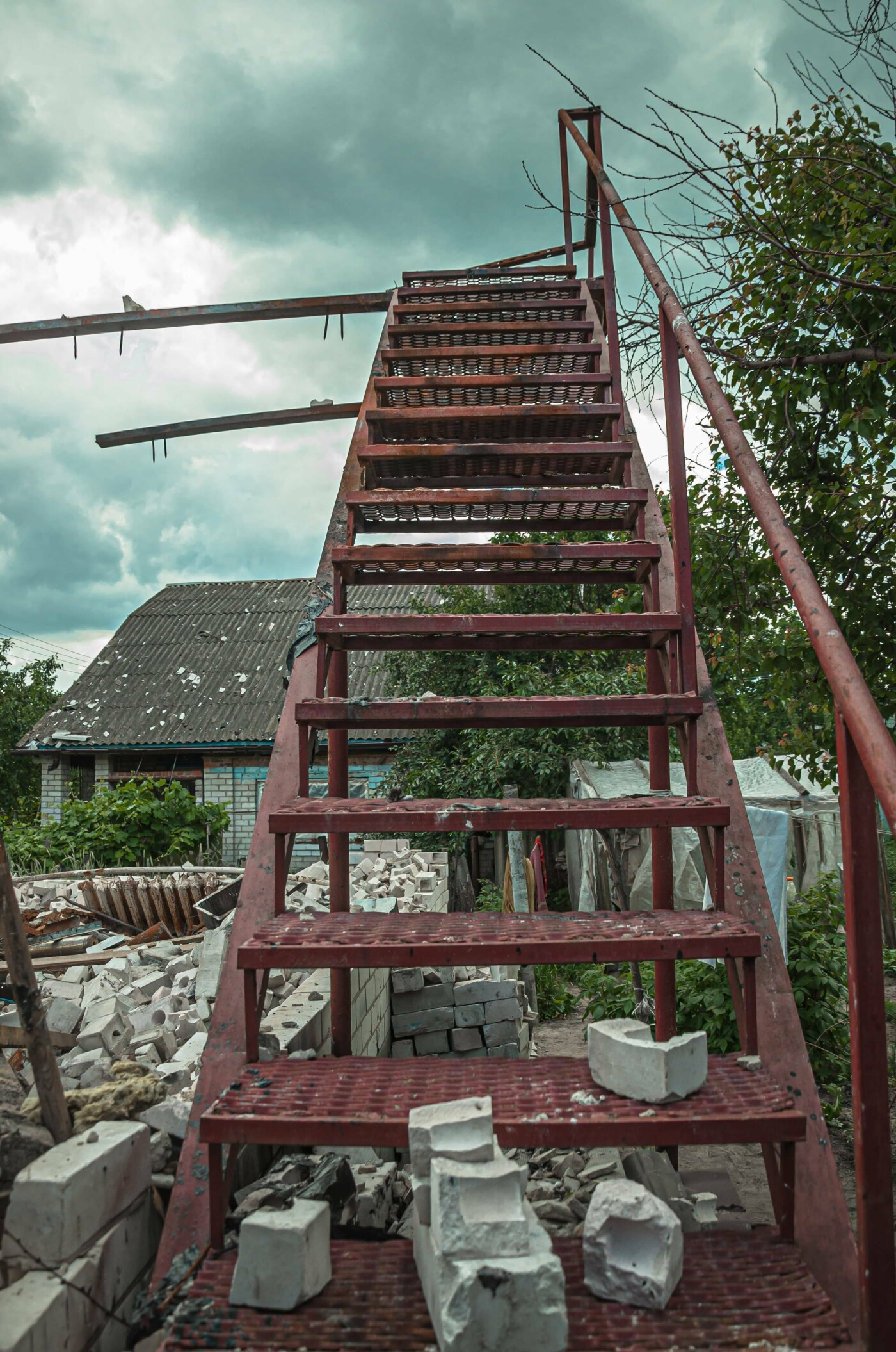 Розбір завалів у сім'ї Локтєвих