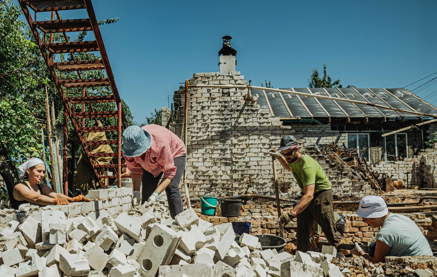 Розбір завалів у сім'ї Локтєвих