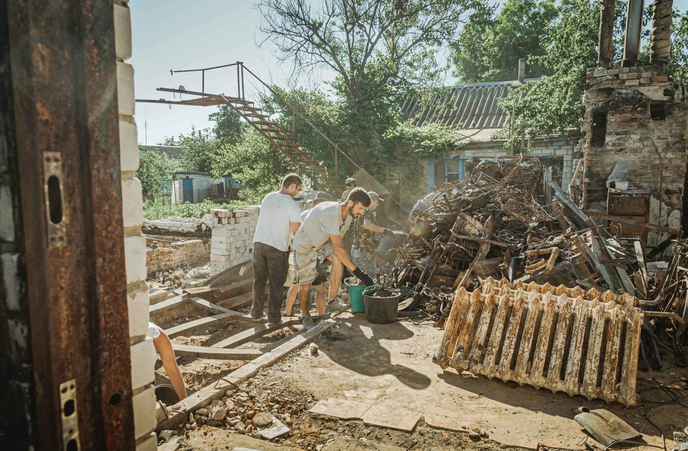 Розбір завалів у сім'ї Локтєвих