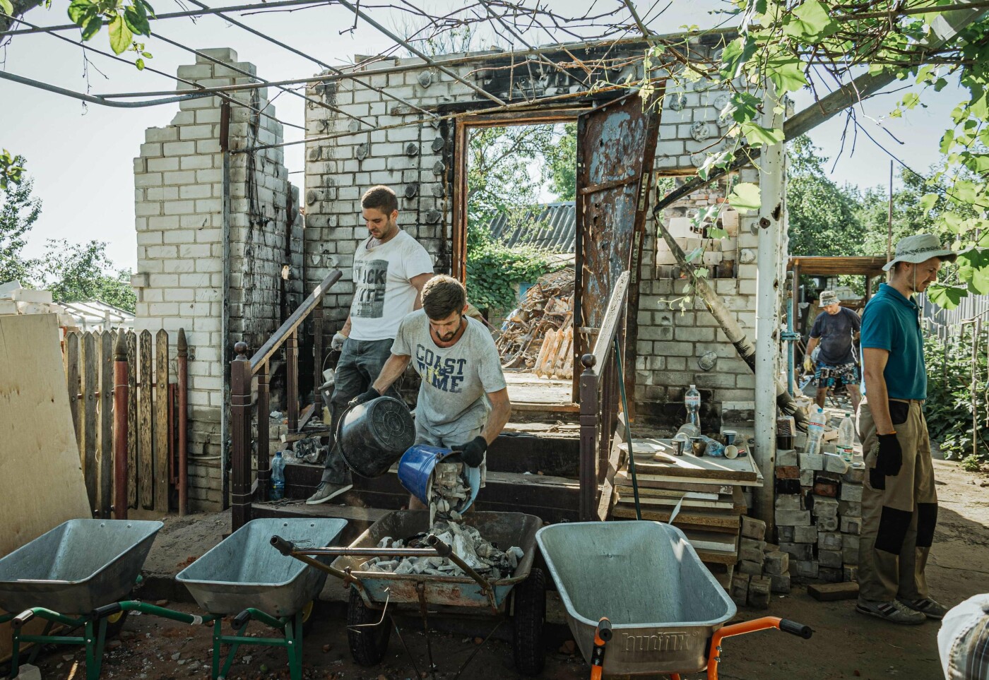Розбір завалів у сім'ї Локтєвих