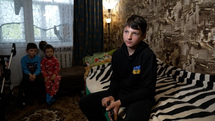 Анатолій Прохоренко разом зі своїми братами та сестрами. Фото: Суспільне Чернігів