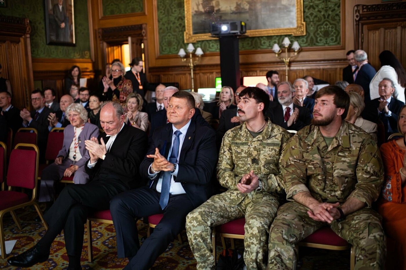 Владислав Шатіло із Валерієм Залужним у Парламенті Великої Британії під час показу документального фільму «Друге дихання»