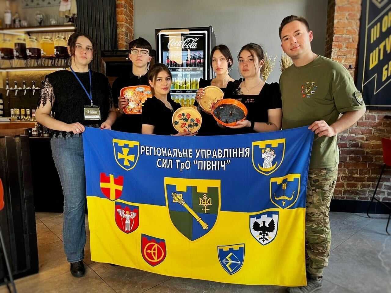 Іван, співзасновниця БФ “Сила для сильних” Анастасія Артемова і команда ресторану ЕТНО Іван, співзасновниця БФ “Сила для сильних” Анастасія Артемова і команда ресторану ЕТНО
