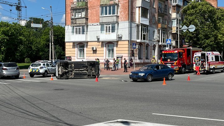 Авто на місці ДТП у Чернігові 11 червня 2026 року. Фото: Суспільне Чернігів