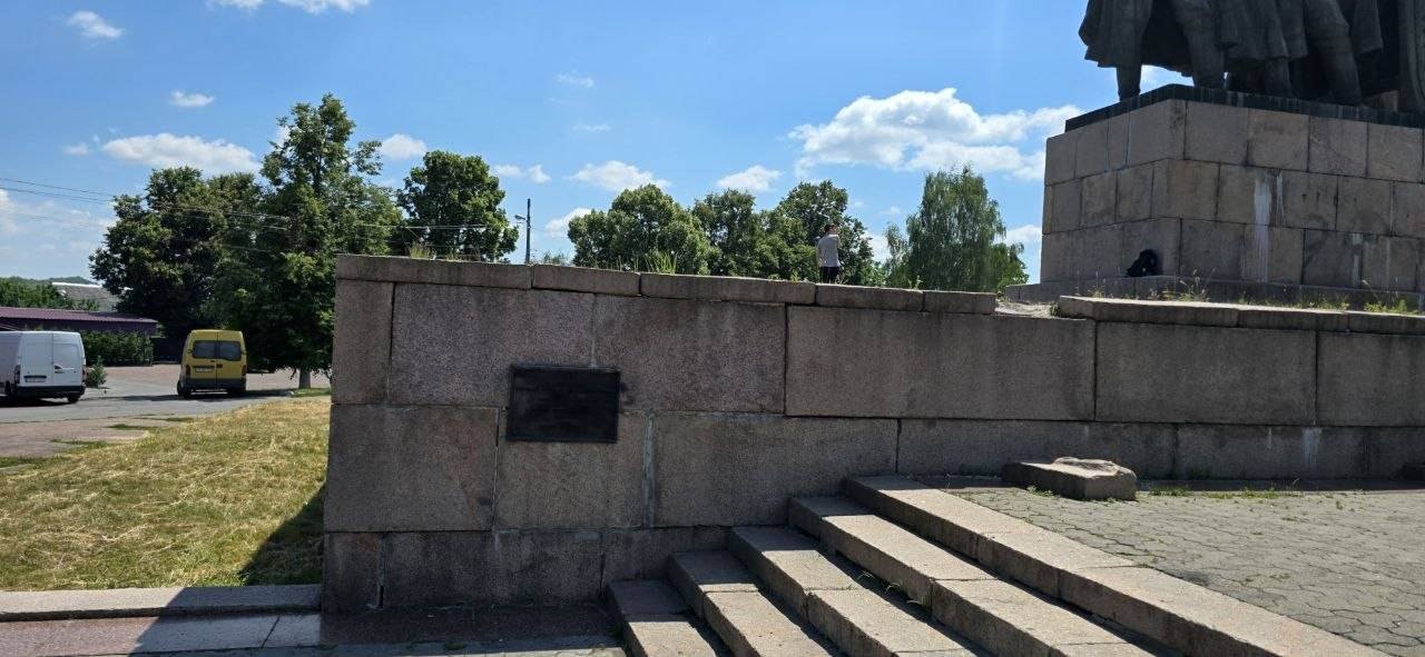 Меморіальна дошка на пр. Перемоги, 170