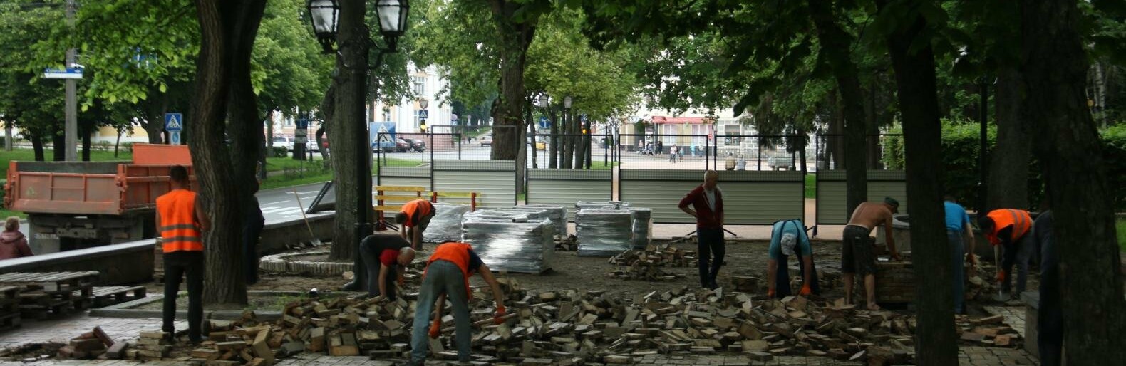На Валу в Чернігові зривають стару бруківку: хто і чому розпочав ка... На Валу в Чернігові зривають стару бруківку: хто і чому розпочав капітальний ремонт