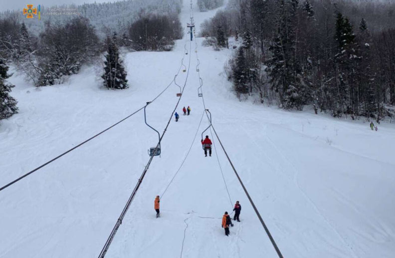 В Карпатах на подъемнике застряли туристы, среди них ребенок